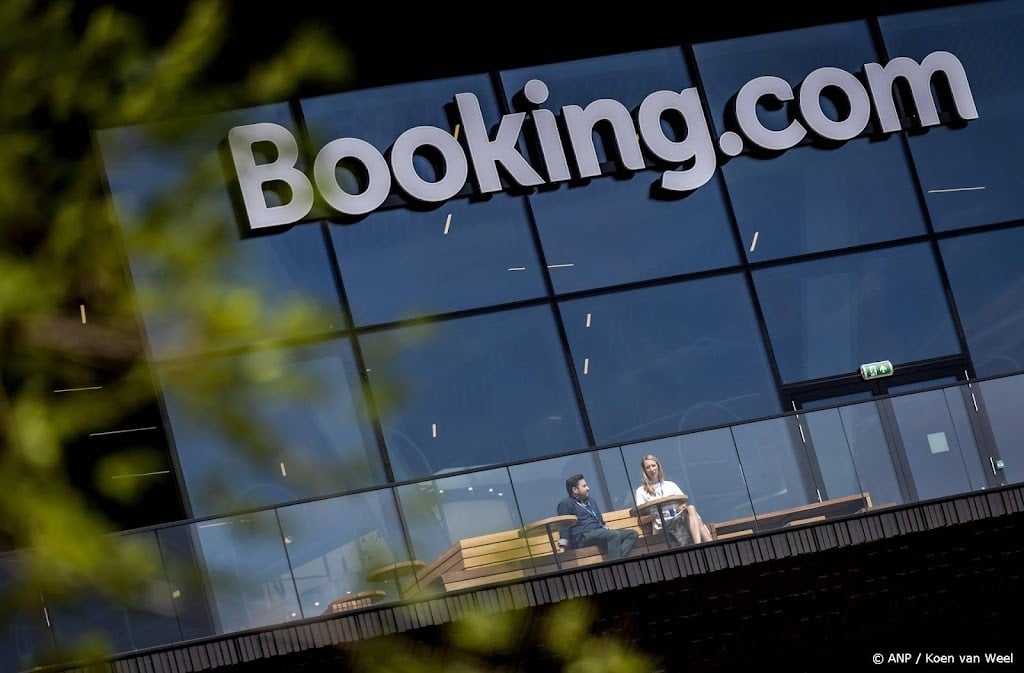 Booking.com mag werknemers verplichten deels op kantoor te werken