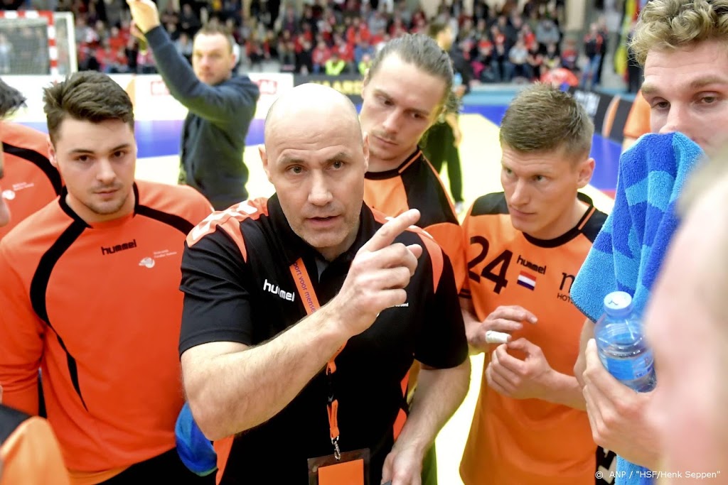 Handballers op stage zonder Schagen en Baijens