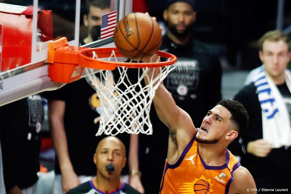 Booker leidt Phoenix Suns naar zestiende zege op rij in NBA