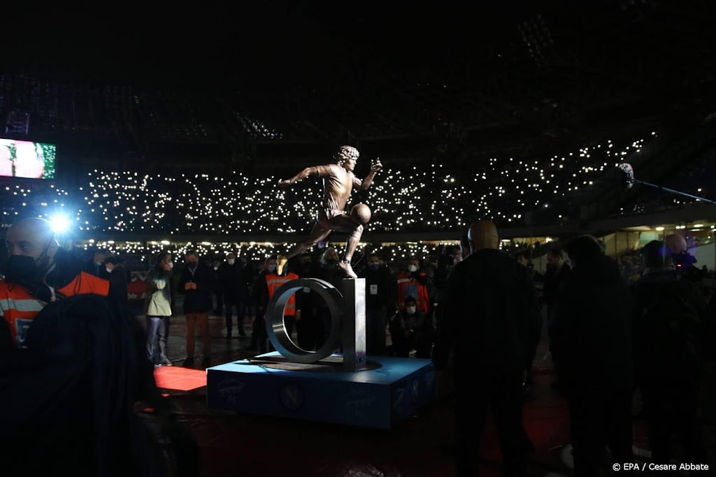 Napoli onthult standbeeld voor Maradona in stadion
