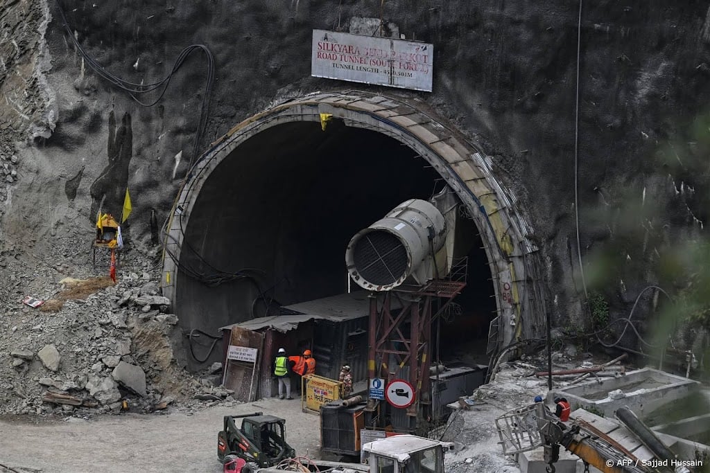 Reddingswerkers zijn nog vijf meter van mannen in tunnel India
