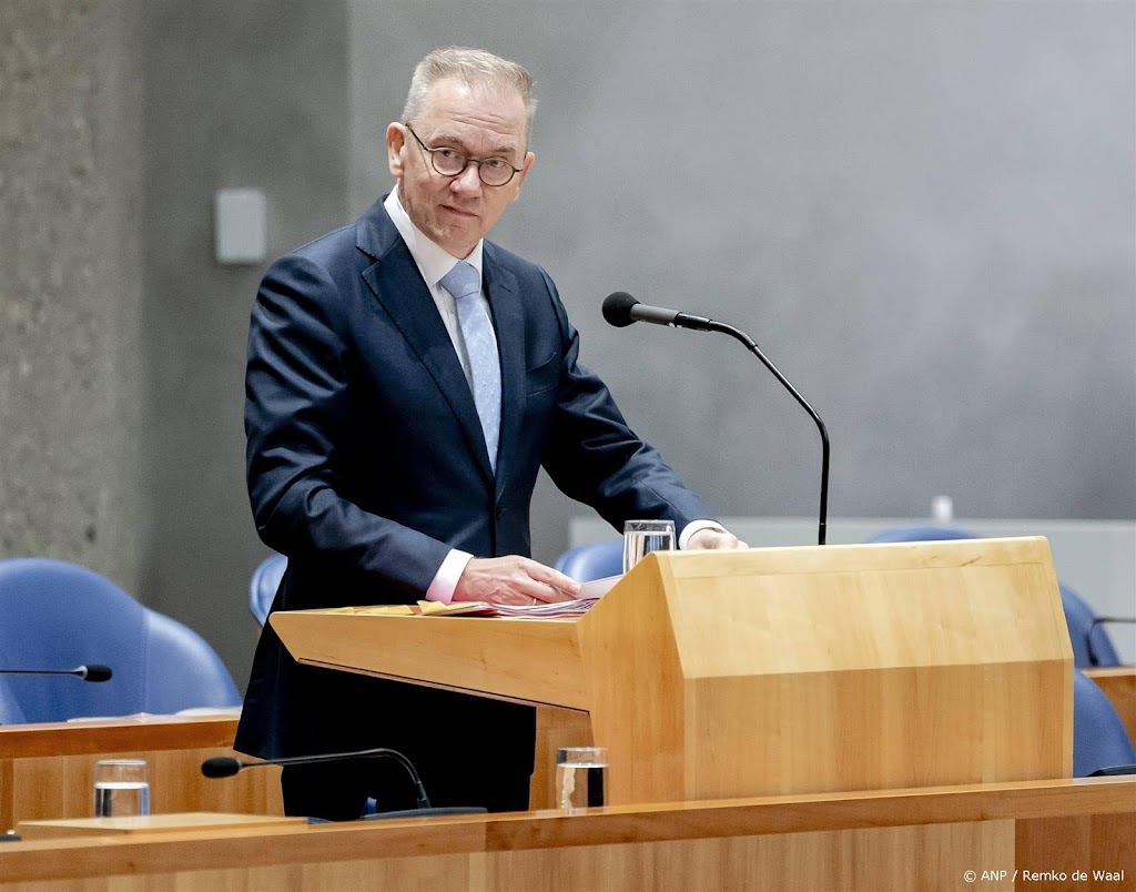 Minister Bruins: langstudeerboete pas 2028 van kracht