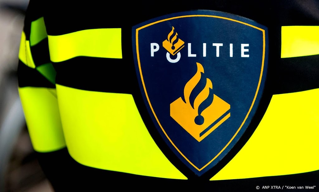 Weer zwaar vuurwerk naar politieauto gegooid in Scheveningen