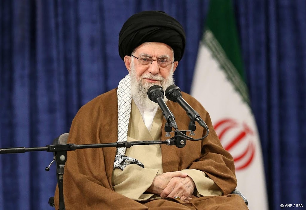 Opperste leider Iran leidt begrafenis in Syrië gedode topgeneraal