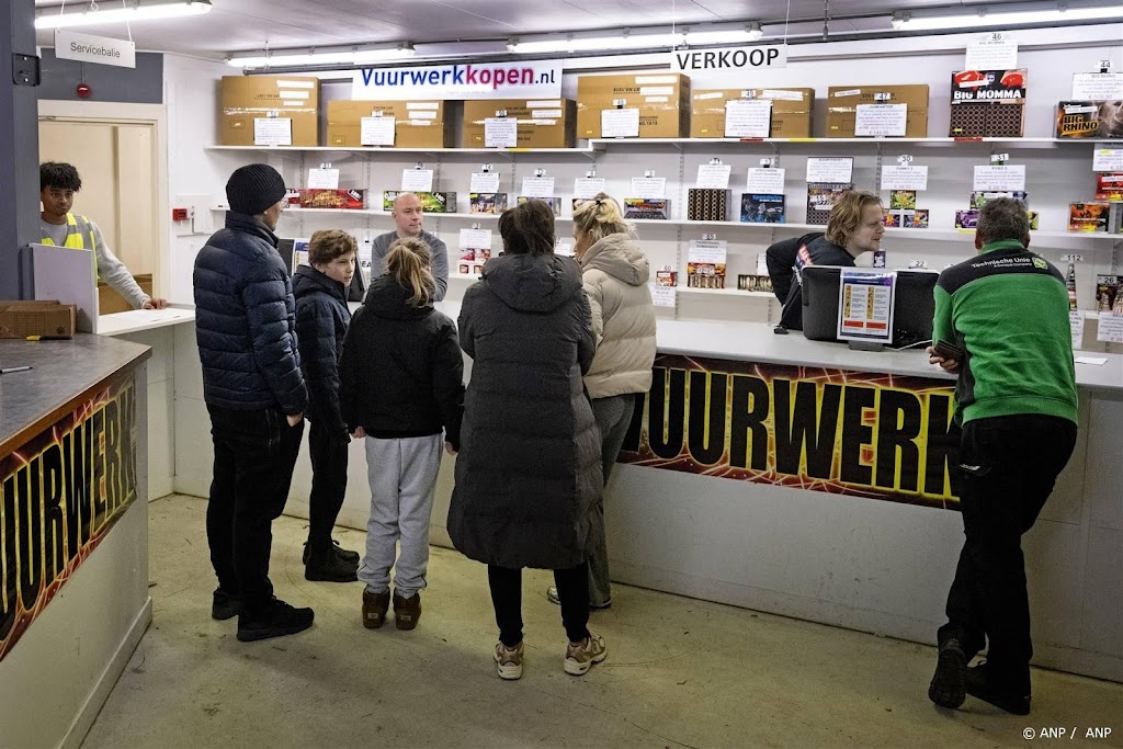 Vuurwerkwinkels druk op eerste verkoopdag ondanks afsteekverboden