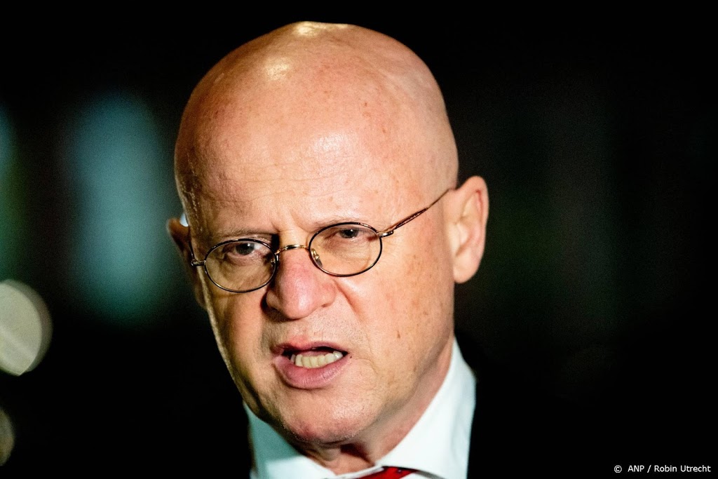 Grapperhaus wil actie OM en social media tegen 'doxing' agenten