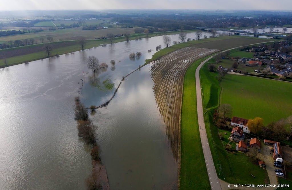 Waterschap houdt Limburgse dijken in de gaten nu Maas stijgt
