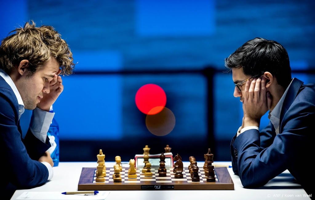 Schaker Giri weerstaat Carlsen en blijft leider in Wijk aan Zee  
