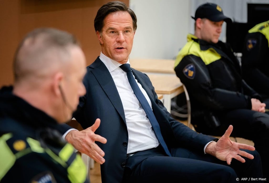 Rutte spreekt met ME'ers bij bezoek aan Haagse politie
