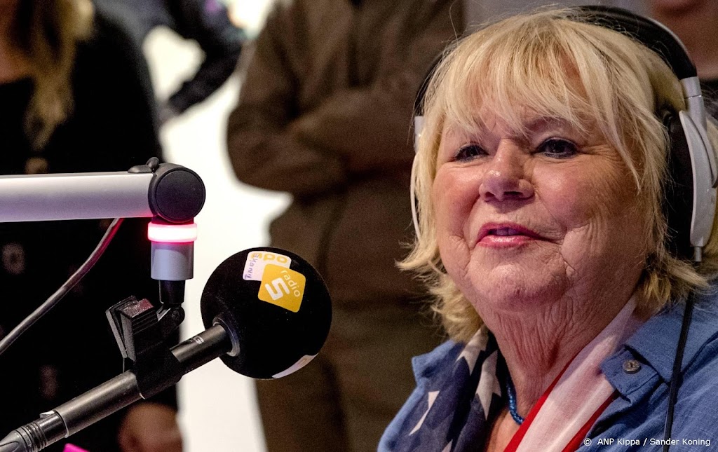 Tineke de Nooij neemt afscheid op de radio, krijgt onderscheiding