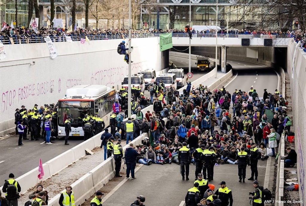 Nog twee mensen vast na klimaatactie op A12 in Den Haag 