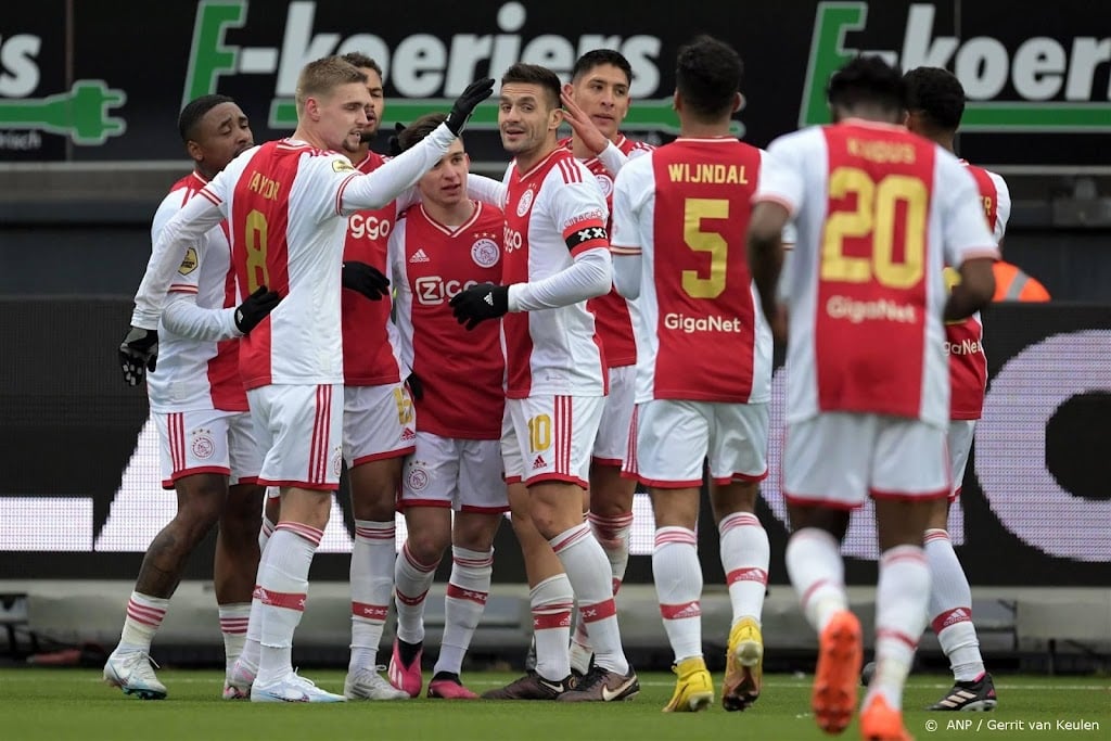 Ajax boekt bij debuut Heitinga eerste zege sinds eind oktober