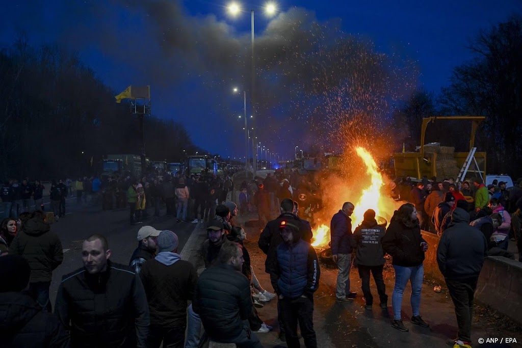 Honderden protesterende boeren blokkeren snelwegen in België