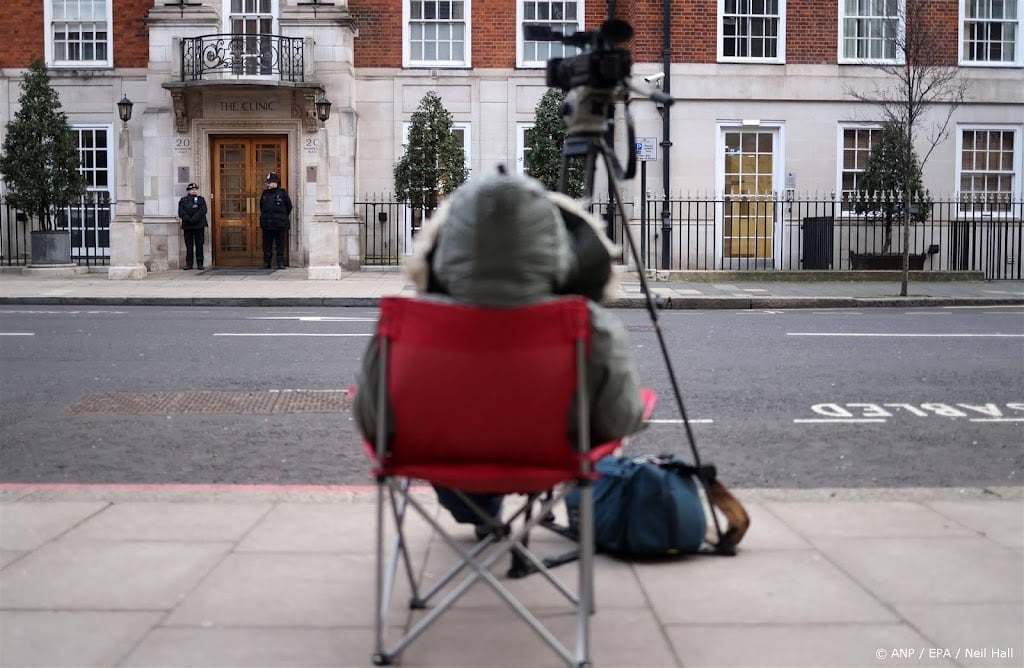 Britse media: koning Charles blijft langer in ziekenhuis