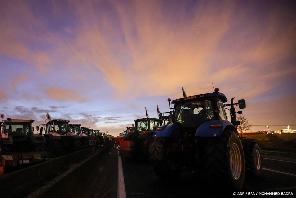 Franse boeren blokkeren grote wegen Parijs