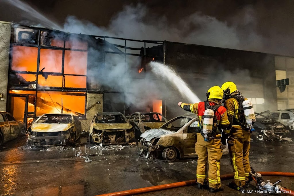 Grote brand bij autobedrijf in Rotterdam-West