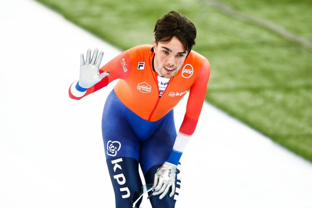 Titelhouder Roest slaat bij WK allround hard toe op 5000 meter