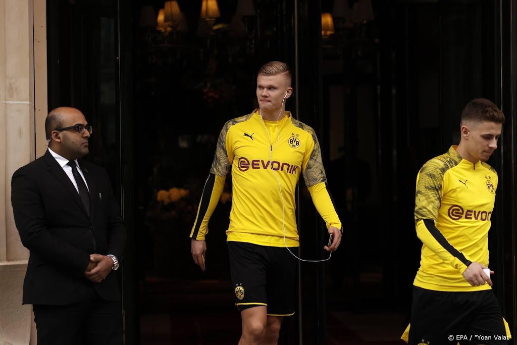 Voetballers Dortmund in groepjes van twee terug op het veld