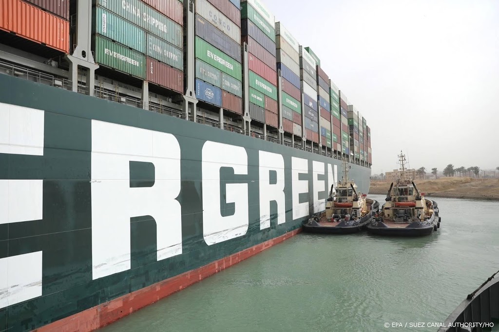 Containerschip dat vastliep in Suezkanaal drijft weer
