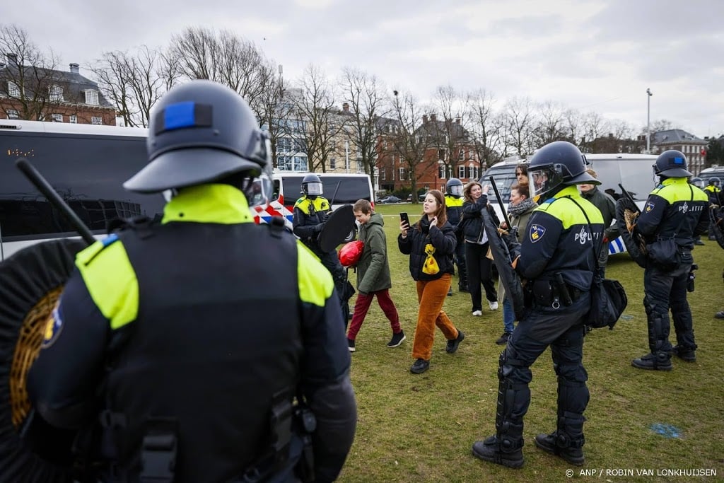 Politie houdt 334 betogers aan op Museumplein 
