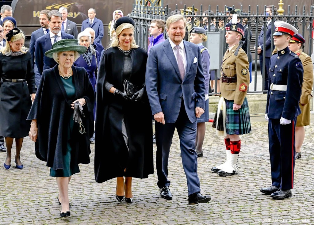 Koninklijke gasten arriveren bij herdenkingsdienst prins Philip