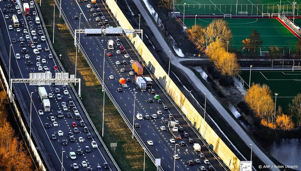 Paasweekeinde weer druk in Rotterdam door sluiting Beneluxtunnel