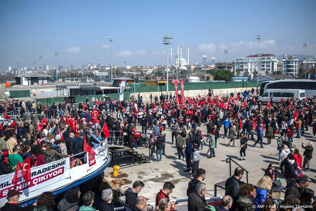 Tienduizenden demonstranten in Istanbul voor massaprotest