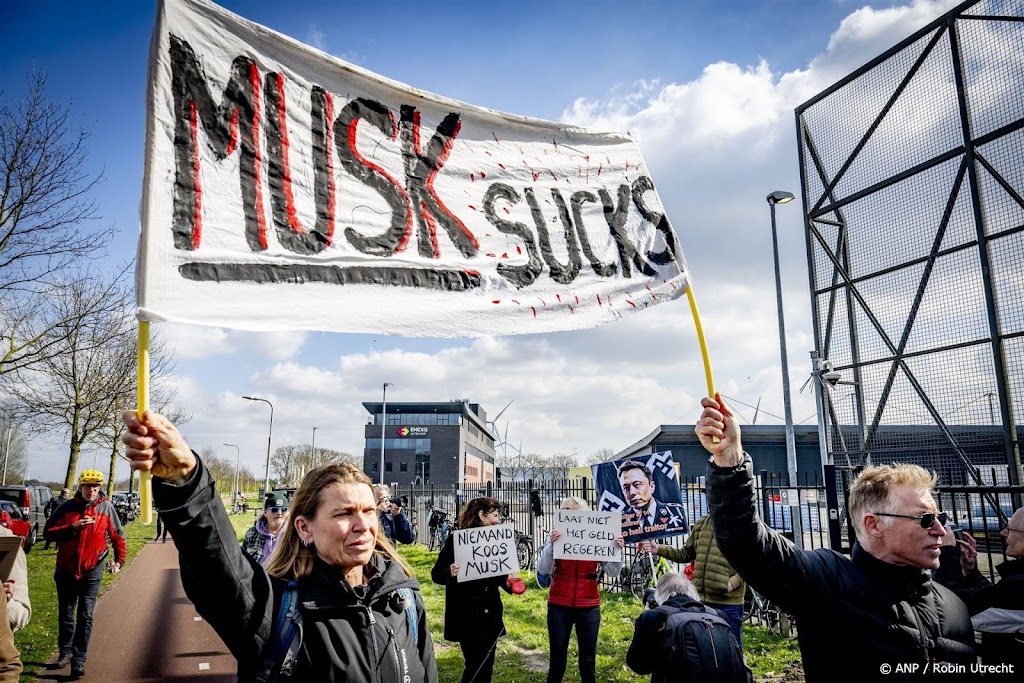 Tientallen mensen demonstreren bij Tesla in Tilburg tegen Musk