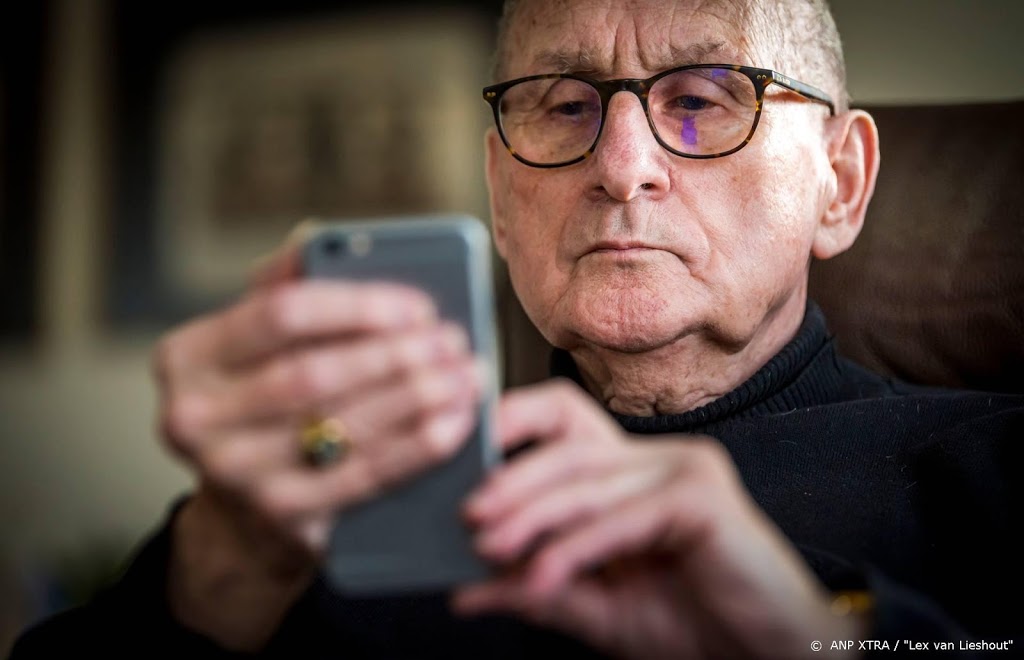 Contact onderhouden nu moeilijk voor digitaal onhandige ouderen