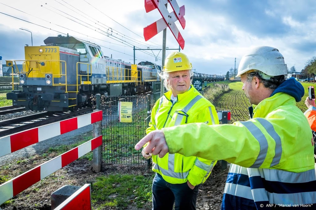 Bewakers staan bij overwegen, nu er meer treinen rijden