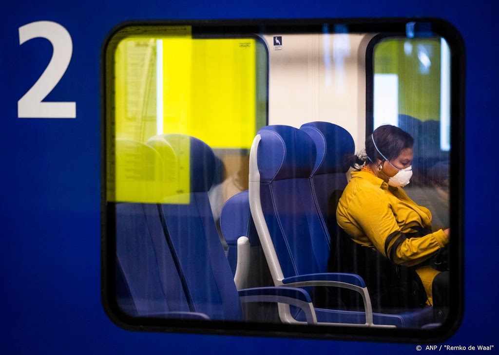 Kabinet vraagt advies over mondkapjes in ov