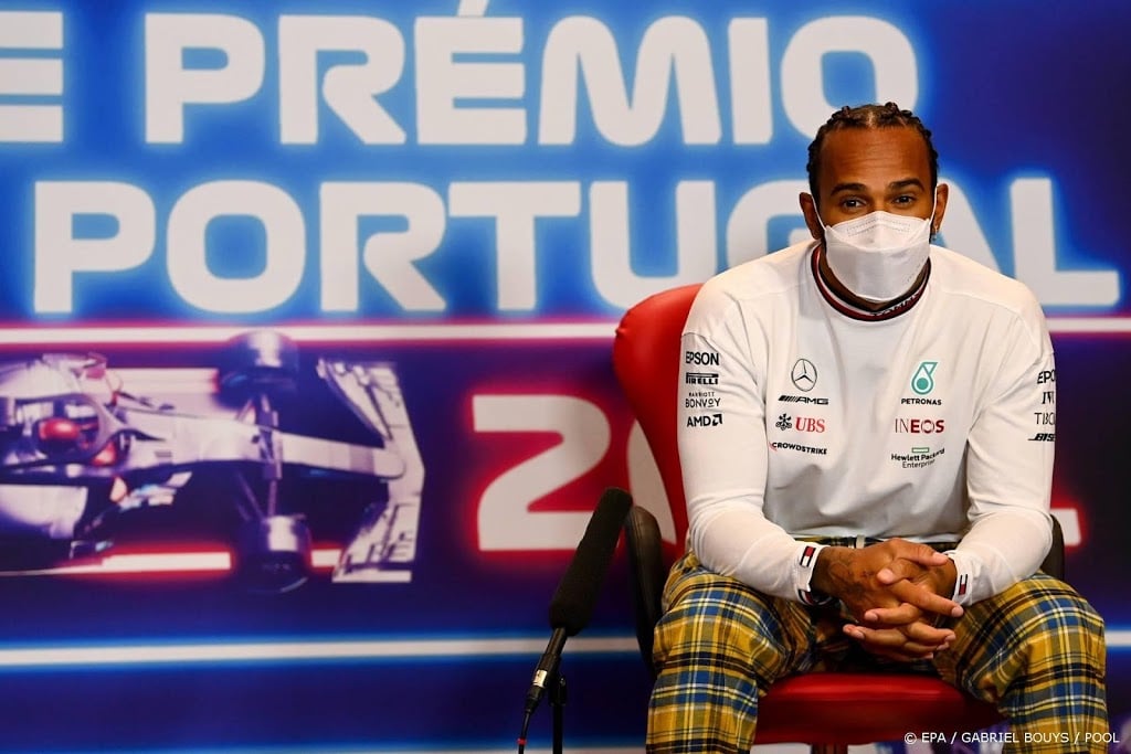 Hamilton kondigt spontaan aan dat hij in Formule 1 blijft