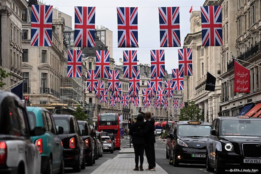 Royals van over de wereld reizen naar Londen voor kroning Charles