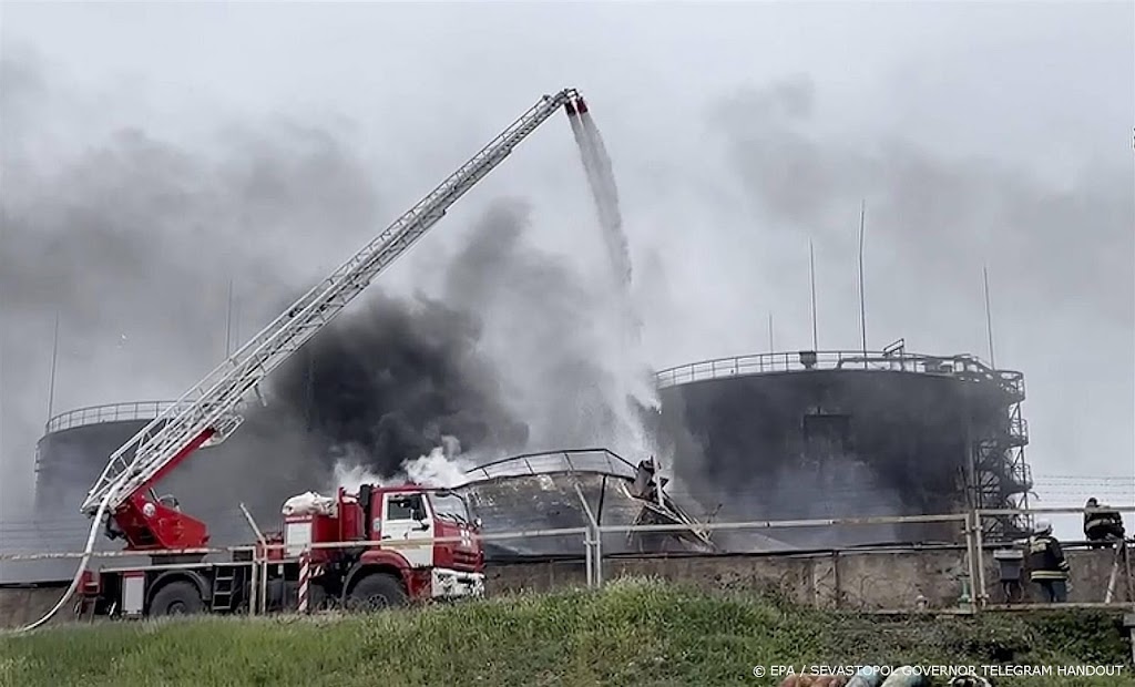 Brandstoftank op de Krim in brand door mogelijke droneaanval 