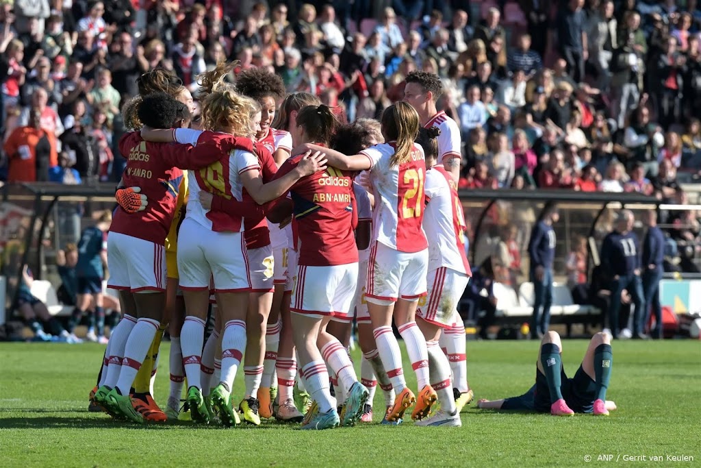 Voetbalsters Ajax pakken met nog een wedstrijd te gaan koppositie