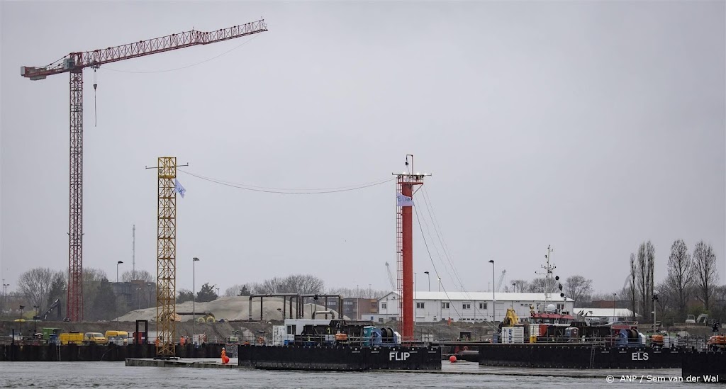 Afzinken tweede deel Maasdeltatunnel gestopt door gebroken kabel
