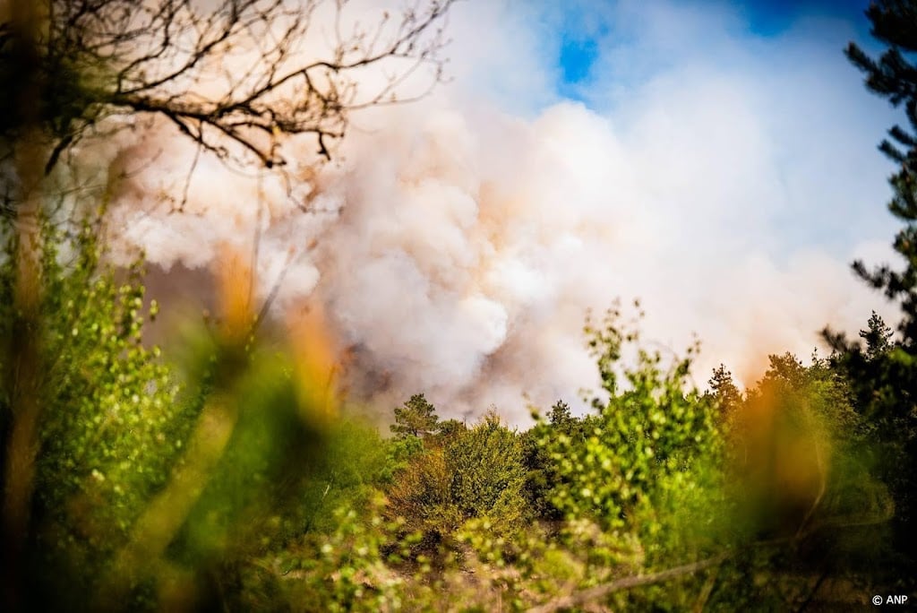 Luchtmacht zet Chinooks in om natuurbrand 't Harde te bestrijden