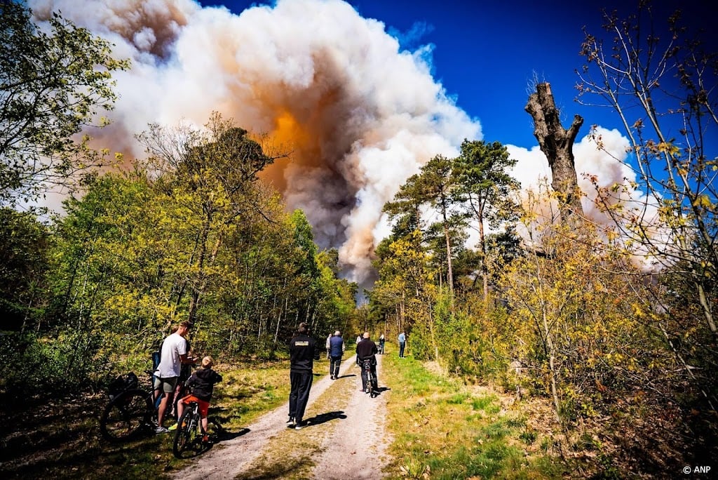 Natuurbrand 't Harde uitzonderlijk groot, blussen kan dagen duren