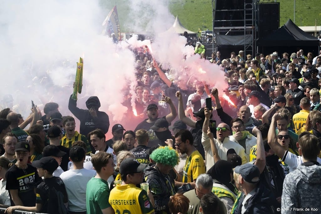 Duizenden fans huldigen selectie van kampioen ADO Den Haag 
