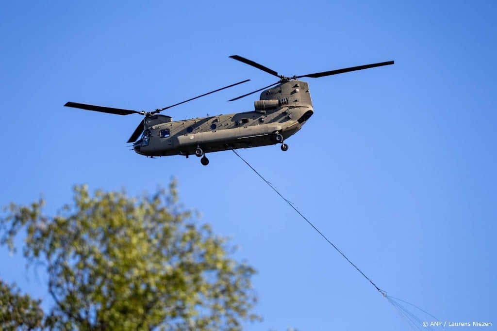 Luchtmacht breidt inzet bij brand uit: vijf helikopters in actie