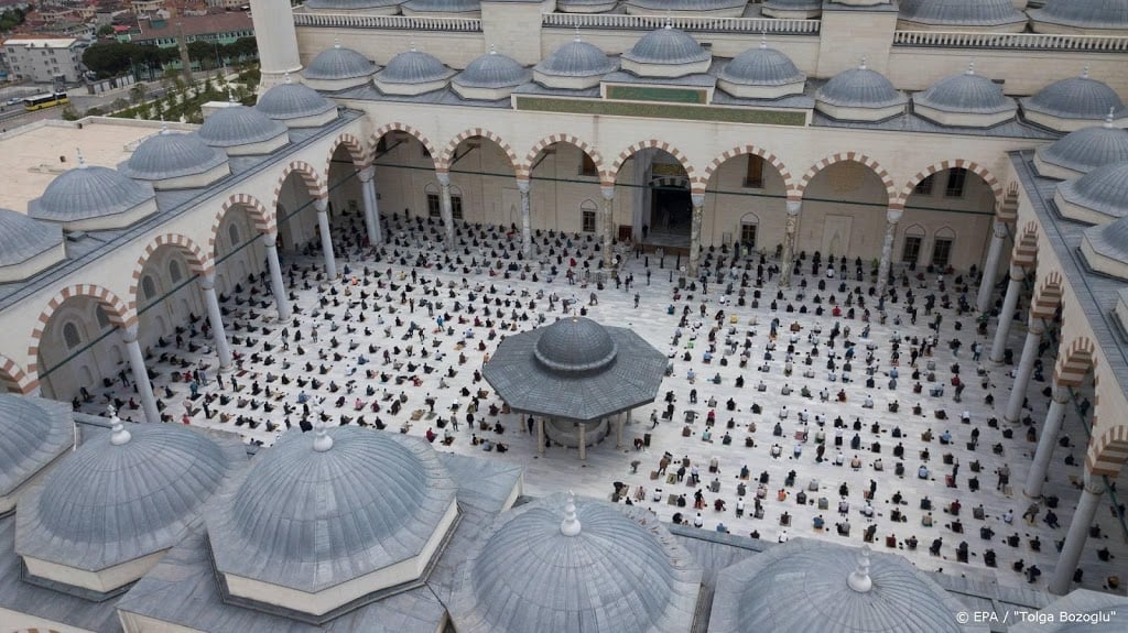 Turkije hervat gemeenschappelijk vrijdaggebed in moskee