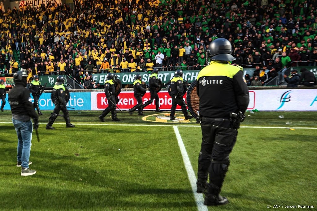 Rellen bij stadion na mislopen promotie ADO Den Haag