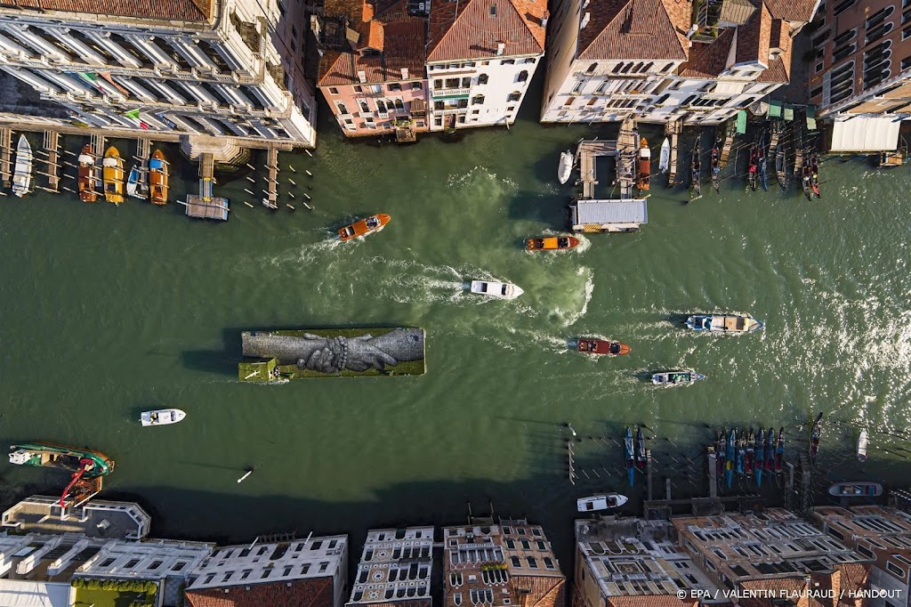 Felgroen gekleurde water in Venetië is niet gevaarlijk