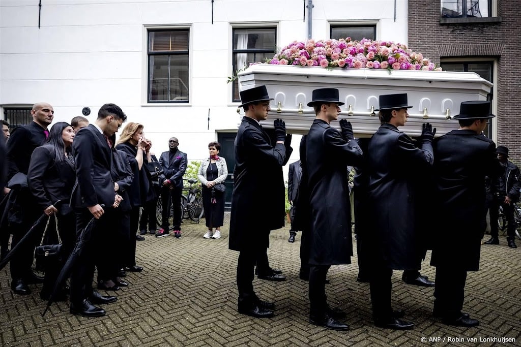 Amsterdammers brengen laatste eerbetoon aan 'koning van de Wallen'