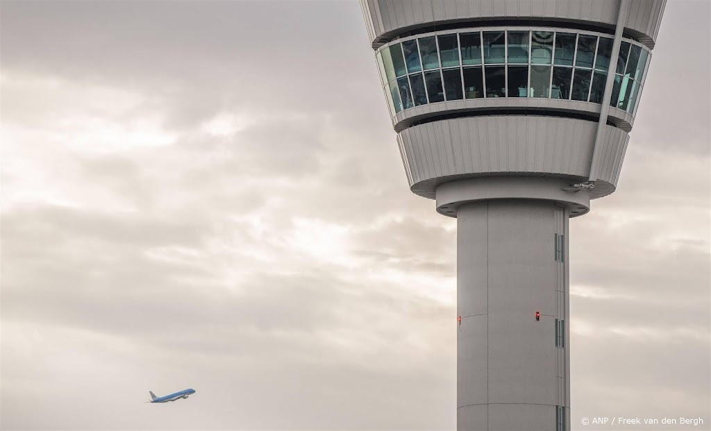 Persoon komt op Schiphol in draaiende vliegtuigmotor en overlijdt