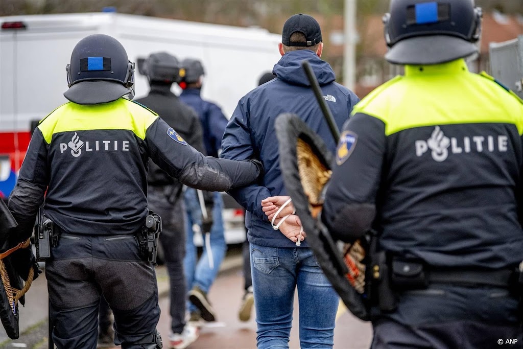 Brede roep in Kamer om maatregelen tegen hooligans