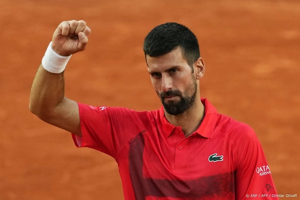Djokovic ondanks voetblessure naar derde ronde in Parijs