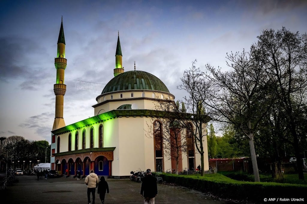Groep mensen richt vernielingen aan bij Mevlana Moskee Rotterdam