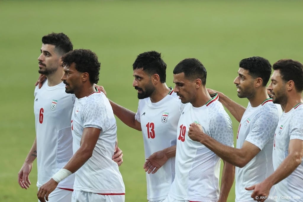 Voetballers Iran verslaan Gambia op weg naar WK