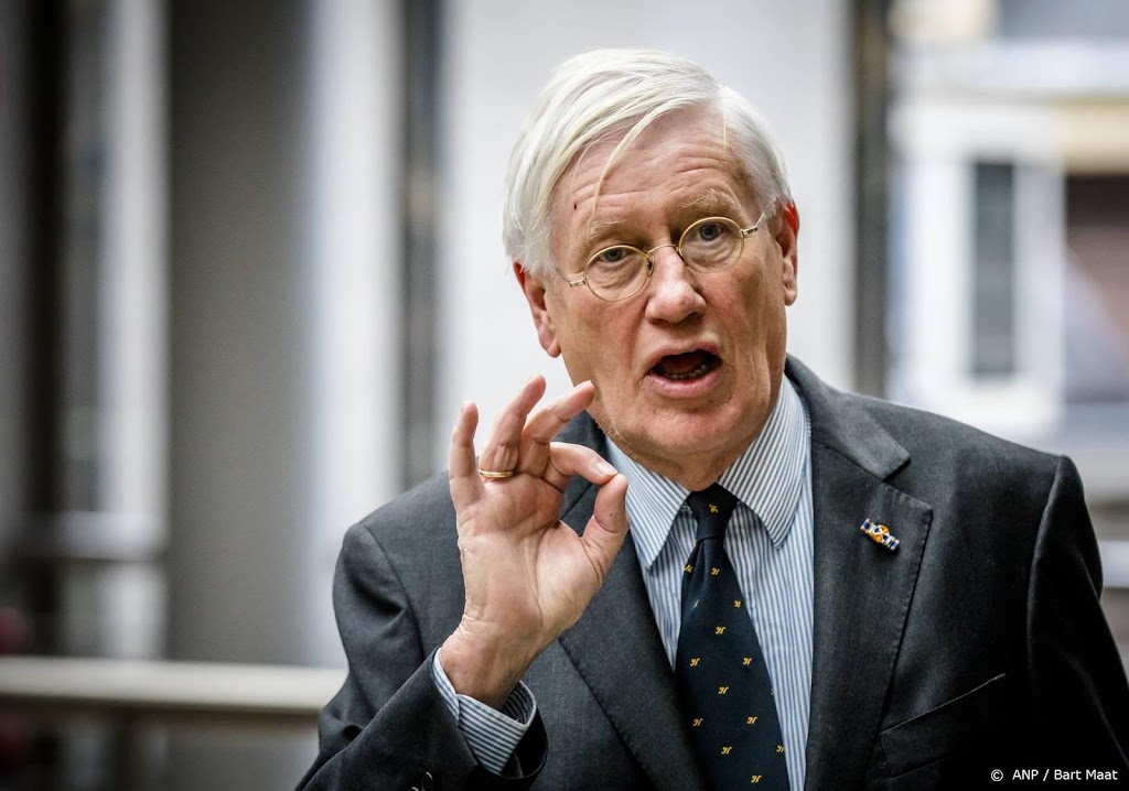 Hans Wiegel slaat eerste paal wolvenhek Friesland